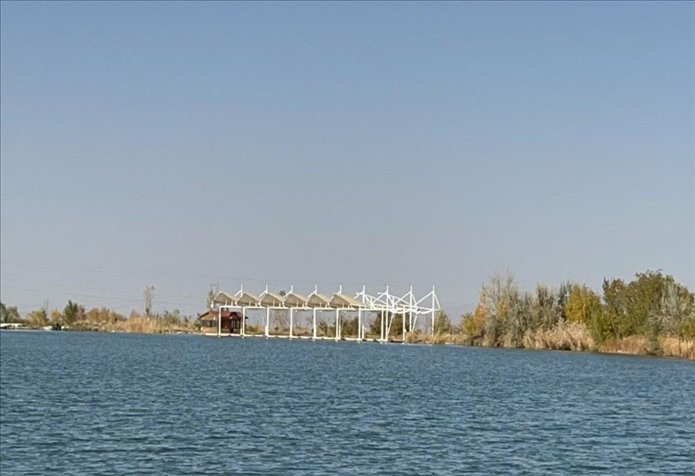 2023年11月1日，督察組拍攝到弱水花海景區(qū)建有人工湖及水上游樂設(shè)施。（中央第四生態(tài)環(huán)境保護督察組供圖）