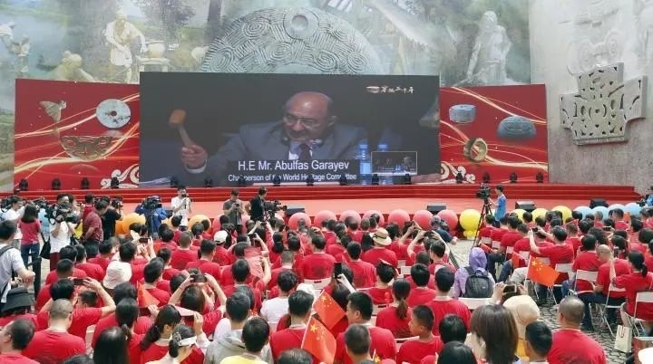 2019年7月6日，杭州市民揮舞國旗慶祝良渚古城遺址獲準(zhǔn)列入世界遺產(chǎn)名錄。記者 吳煌 倪雁強(qiáng) 攝