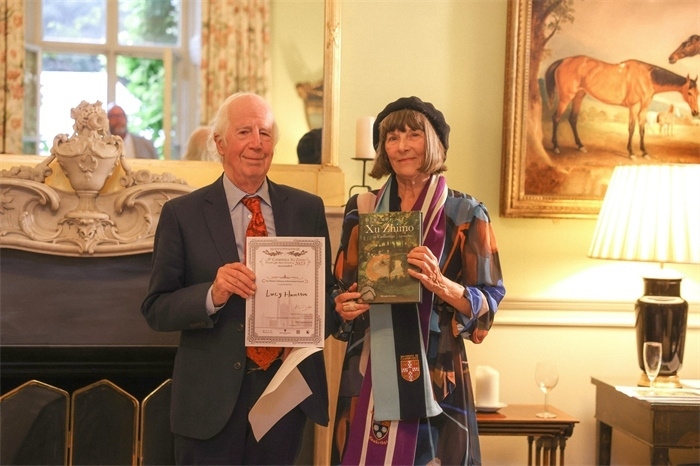 艾倫·麥克法蘭教授為漢密爾頓頒發(fā)文學(xué)類終身成就獎。雨珊攝