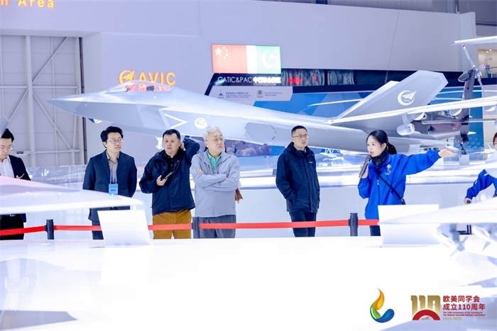 參會(huì)嘉賓和留學(xué)歸國人員參觀珠海太空中心。主辦方供圖