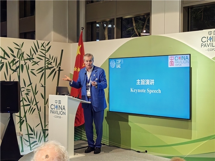 意大利都靈理工大學終身教授岡特·鮑利發(fā)言。COP28中國角供圖