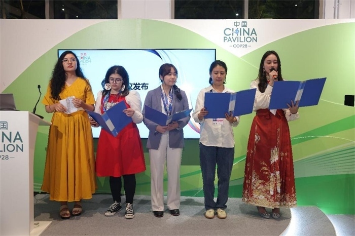 現(xiàn)場(chǎng)發(fā)布《“世界因你而美麗：應(yīng)對(duì)氣候變化的女性領(lǐng)導(dǎo)力”性別倡議》，COP28中國角供圖