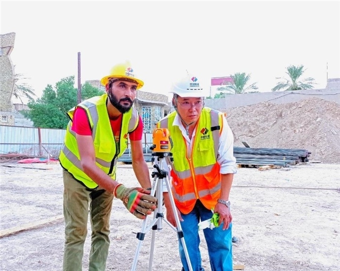 中伊工人在施工中。中國(guó)電建供圖
