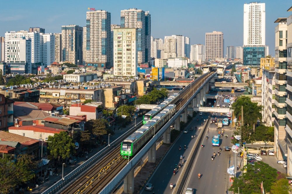 2021年12月1日，在越南首都河內(nèi)，列車在吉靈-河?xùn)|輕軌線上行駛。新華社發(fā)（中鐵六局河內(nèi)輕軌項目部供圖）