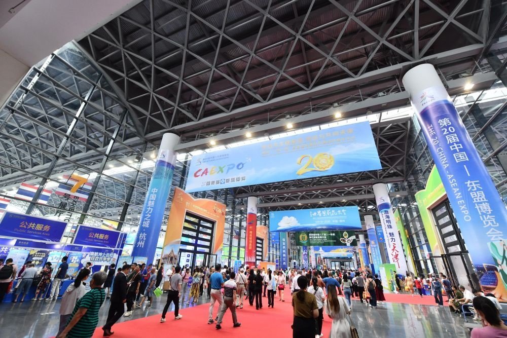 2023年9月18日，參觀者在第二十屆中國—東盟博覽會東盟商品展區(qū)選購商品。新華社記者 黃孝邦 攝