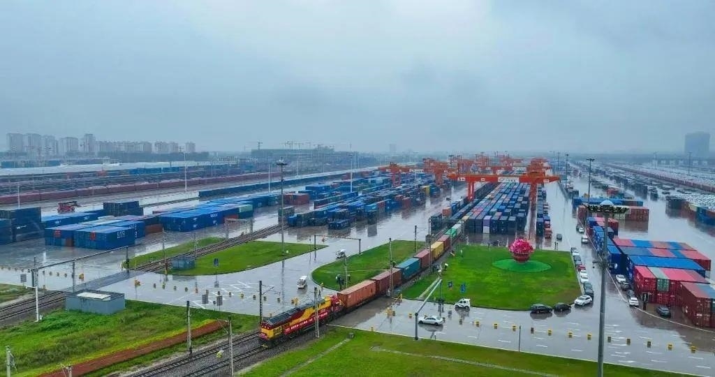 △2023年9月28日，中歐班列長(zhǎng)安號(hào)第20000列從陜西西安國(guó)際港站開(kāi)出。