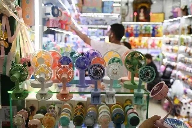 △近期，客商在浙江義烏國(guó)際商貿(mào)城采購(gòu)商品。