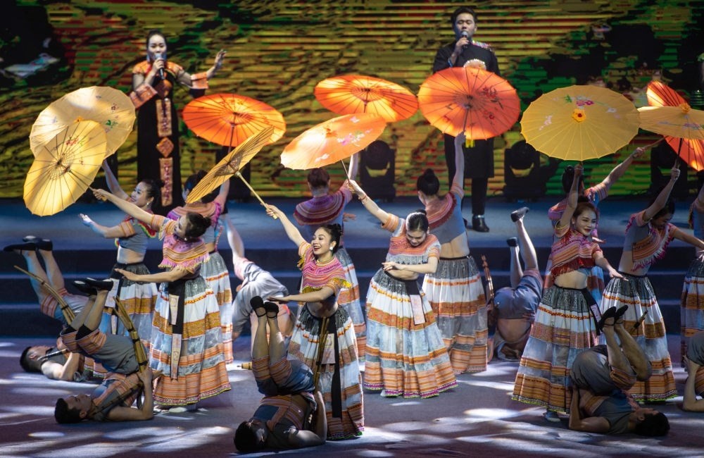 2023年1月18日，以“同心筑厚誼 攜手共發(fā)展”為主題的2023年中越跨國春節(jié)聯(lián)歡晚會在云南省紅河哈尼族彝族自治州河口瑤族自治縣舉行，越南老街省民族藝術(shù)歌舞團(tuán)的演員在晚會上表演歌舞《漂浮在云端的節(jié)日》。新華社記者 胡超 攝