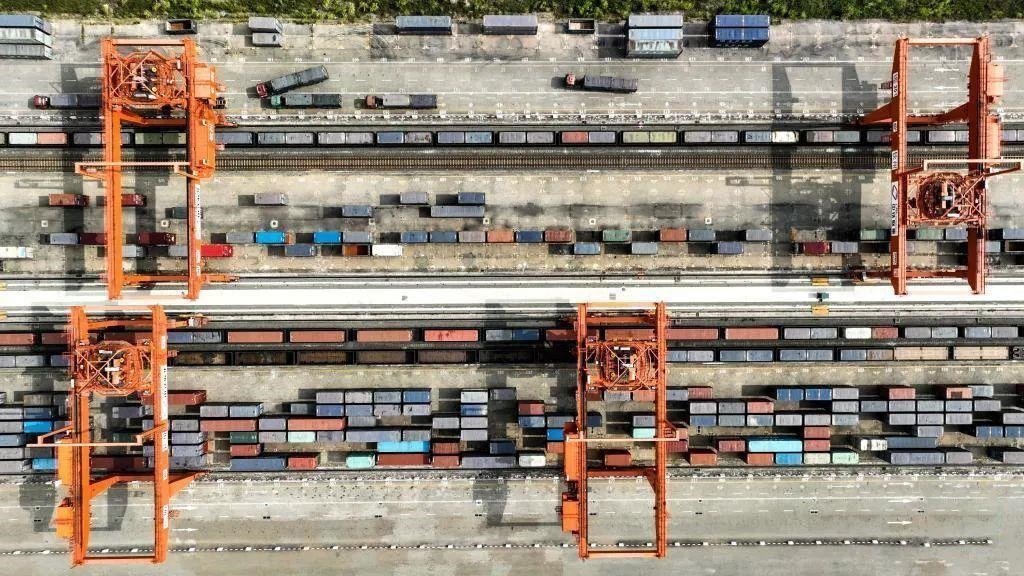 △2023年11月12日，火車(chē)在廣西欽州港碼頭裝運(yùn)集裝箱。