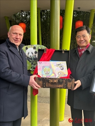 吳墾大使和韋格納市長(zhǎng)手捧德國(guó)兒童為“夢(mèng)想”“夢(mèng)圓”準(zhǔn)備的手繪“送別大禮包”。人民網(wǎng)記者 徐馨攝