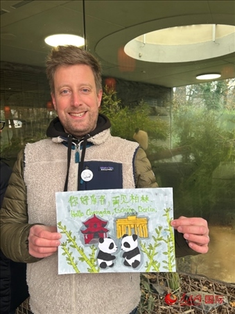 特別從法國(guó)趕來(lái)送別“夢(mèng)想”“夢(mèng)圓”的專業(yè)級(jí)熊貓粉絲 Pouille先生和此次征集的兒童作品。人民網(wǎng)記者 徐馨攝