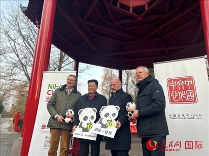 中國(guó)文化中心組織的主題活動(dòng)現(xiàn)場(chǎng)。從左至右依次為柏林動(dòng)物園園長(zhǎng)克尼里姆、中國(guó)駐德國(guó)大使吳懇、柏林市長(zhǎng)韋格納、柏林動(dòng)物園監(jiān)事會(huì)主席布魯克曼。人民網(wǎng)記者 徐馨攝