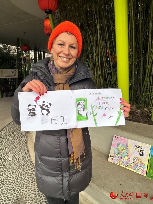 桑德拉和德國(guó)小朋友們的作品。右圖寫著“祝福好運(yùn)，再見 Pit和Paule（“夢(mèng)想”“夢(mèng)圓”的德語(yǔ)名字）”。人民網(wǎng)記者 徐馨攝