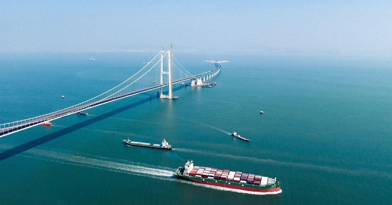 △2023年11月28日，國家重大工程深中通道海底沉管隧道貫通。