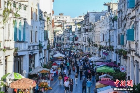 圖為?？隍T樓老街游客如織。 <a target='_blank' href='/' ><p align=