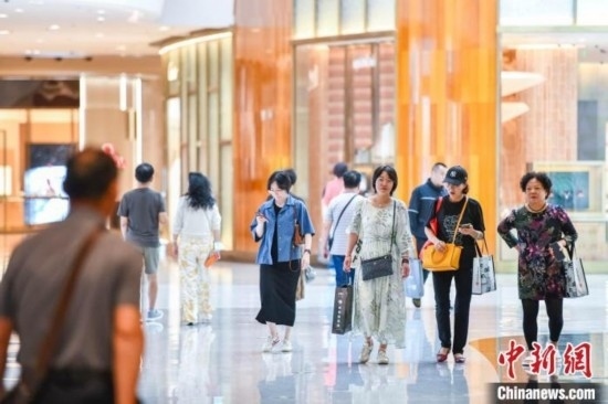 圖為顧客在cdf?？趪?guó)際免稅城內(nèi)選購(gòu)商品。<a target='_blank' href='/' ><p align=