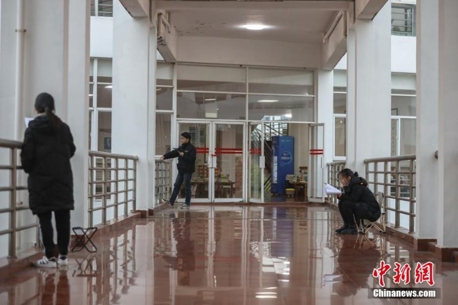 資料圖：幾位考研學(xué)生在南昌大學(xué)教學(xué)樓的天橋上復(fù)習(xí)備考。劉力鑫 攝