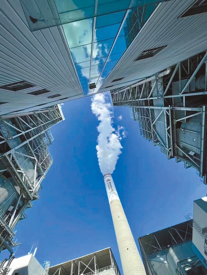  綠色低碳 近日，來(lái)自10余個(gè)國(guó)家的國(guó)際青年跟隨“世界青年能源行”活動(dòng)走進(jìn)國(guó)家能源集團(tuán)江蘇泰州電廠。作為亞洲最大火電二氧化碳捕集、利用與封存項(xiàng)目，該項(xiàng)目每年可捕集消納二氧化碳50萬(wàn)噸。 美國(guó)籍演員、主持人 史蒂文·韋德斯攝 “走在電廠里，體驗(yàn)各種高科技，真切感受到中國(guó)在清潔能源方面發(fā)展迅速，許多技術(shù)走在了世界前列。”