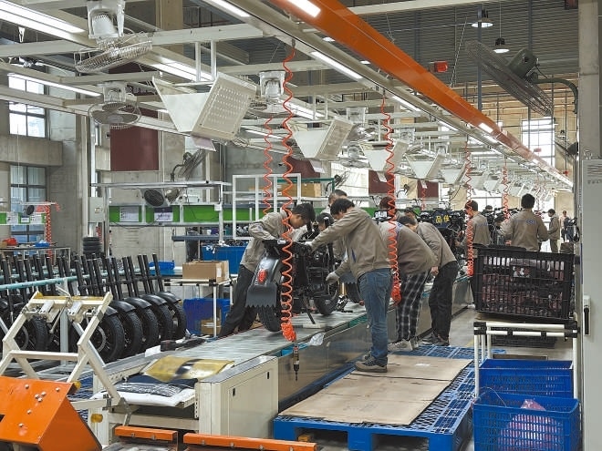  產(chǎn)業(yè)領(lǐng)跑 在長(zhǎng)三角一體化發(fā)展格局下，新能源制造業(yè)通過(guò)產(chǎn)業(yè)集群協(xié)同發(fā)展，形成現(xiàn)代化產(chǎn)業(yè)體系。圖為位于江蘇常州市的比亞迪工廠內(nèi)，工作人員正在組裝銷往非洲國(guó)家的電動(dòng)摩托車(chē)。 拉丁美洲通訊社古巴籍?dāng)z影記者 朗尼·洛佩茲（中文名羅帥）攝