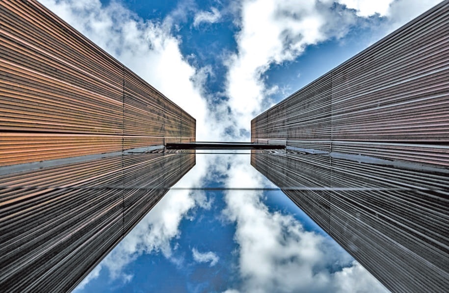  開(kāi)放共享 今年9月，改造升級(jí)后的上海凝聚力工程博物館開(kāi)門(mén)迎客。博物館大廳公共區(qū)域在功能提升、資源整合后，釋放更多公共服務(wù)空間，帶給市民更多新體驗(yàn)。 上海某餐廳法國(guó)籍廚師 邁克爾·溫德林?jǐn)z