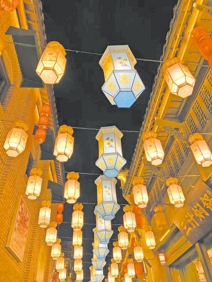  古城新韻 位于安徽安慶市安慶古城的倒扒獅歷史文化街區(qū)依江而建，在保留歷史建筑的同時(shí)，引入產(chǎn)業(yè)新業(yè)態(tài)，激發(fā)歷史文化街區(qū)活力，吸引了眾多游客前來(lái)游玩。 韓國(guó)籍視頻博主 金峻范攝