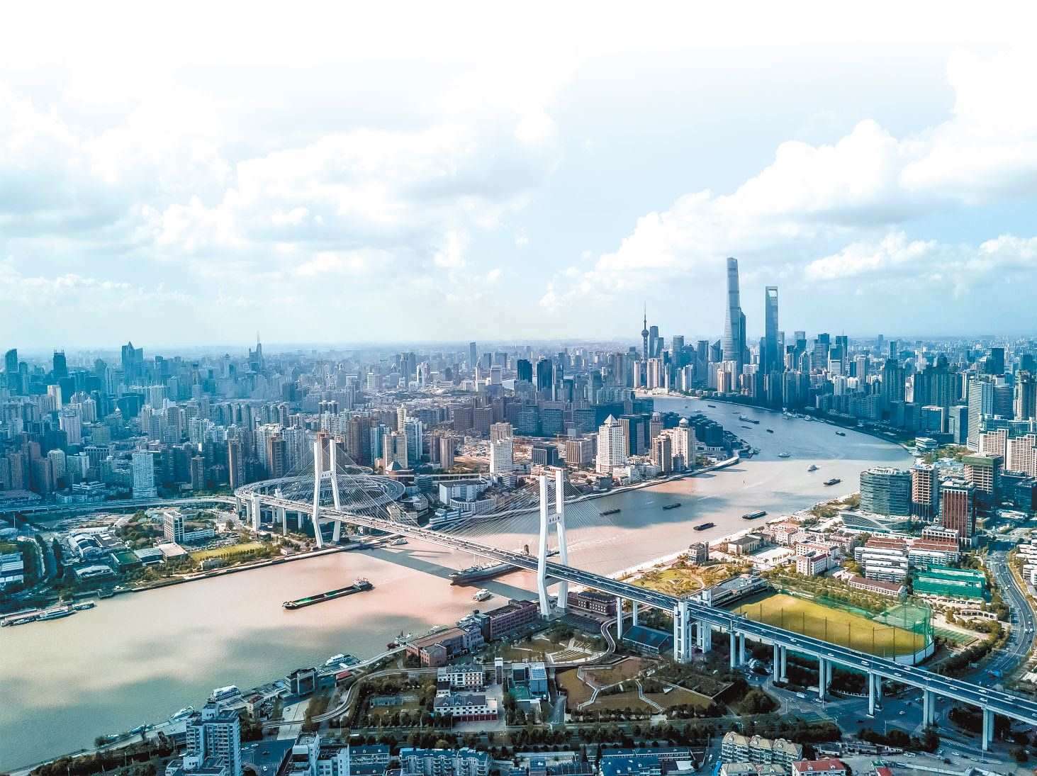  潮起東方 上海黃浦江兩岸高樓林立，風(fēng)光無(wú)限。近年來(lái)，上海以開(kāi)放創(chuàng)新之姿，謀劃推動(dòng)高質(zhì)量發(fā)展，奮力開(kāi)創(chuàng)長(zhǎng)三角一體化新局面。 德國(guó)籍導(dǎo)演、建筑師、攝影師 馬克·西格蒙德攝 “起初，我被東方古國(guó)的悠久歷史文化吸引來(lái)到中國(guó)。在上海生活的10多年間，我見(jiàn)證了這座城市的發(fā)展歷程，也感受到它兼具傳統(tǒng)與現(xiàn)代的獨(dú)特魅力。”