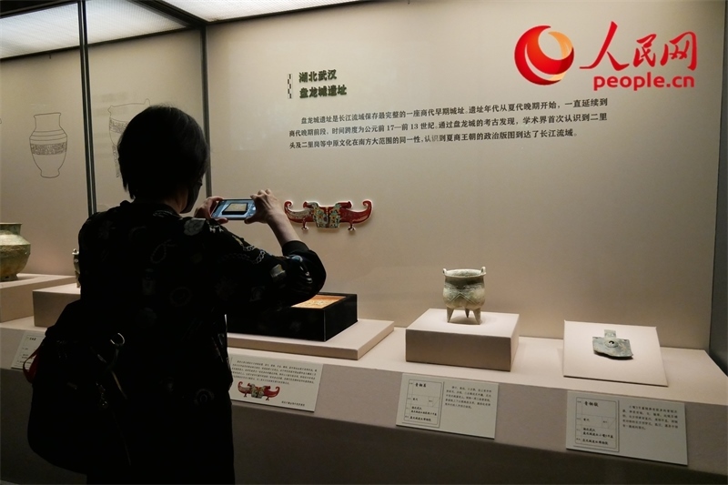 今年9月，觀眾正在參觀“鑒往知遠——新時代考古成果展”。人民網(wǎng)記者 韋衍行攝