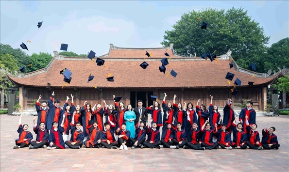 12月9日，越南首都河內(nèi)一所高中的學(xué)生在文廟內(nèi)合影留念。