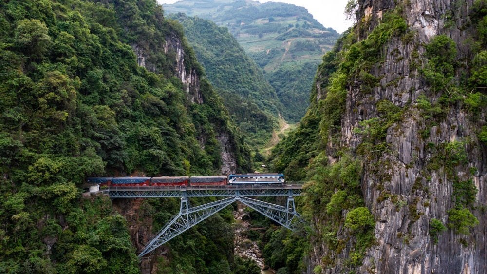 2023年6月20日，一列火車駛過(guò)人字橋。