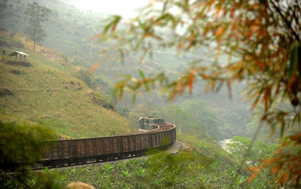 這是行駛在滇越鐵路云南省屏邊縣境內(nèi)的貨運(yùn)列車（2012年3月9日攝）。