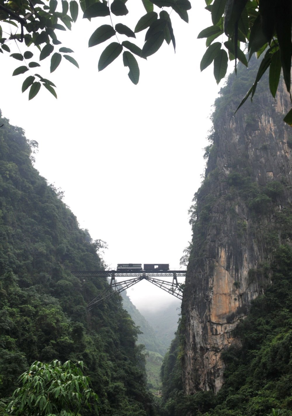 2009年6月1日，一列小火車從人字橋上通過(guò)。