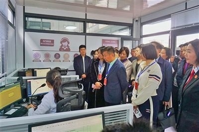  在昆明中院訴前調(diào)解工作室內(nèi)，代表們觀摩法官線上調(diào)解。