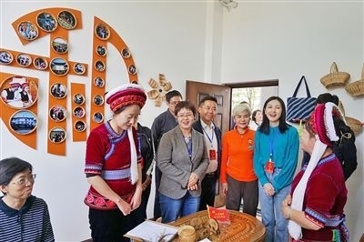  在大理法院喜洲法庭，代表們與“金花調(diào)解員”共同探討民族特色調(diào)解工作方法。