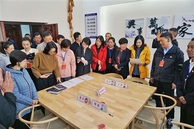  在劍川法院家事調(diào)解室內(nèi)，該院制作的《離婚證明書》引起了代表們的關(guān)注。