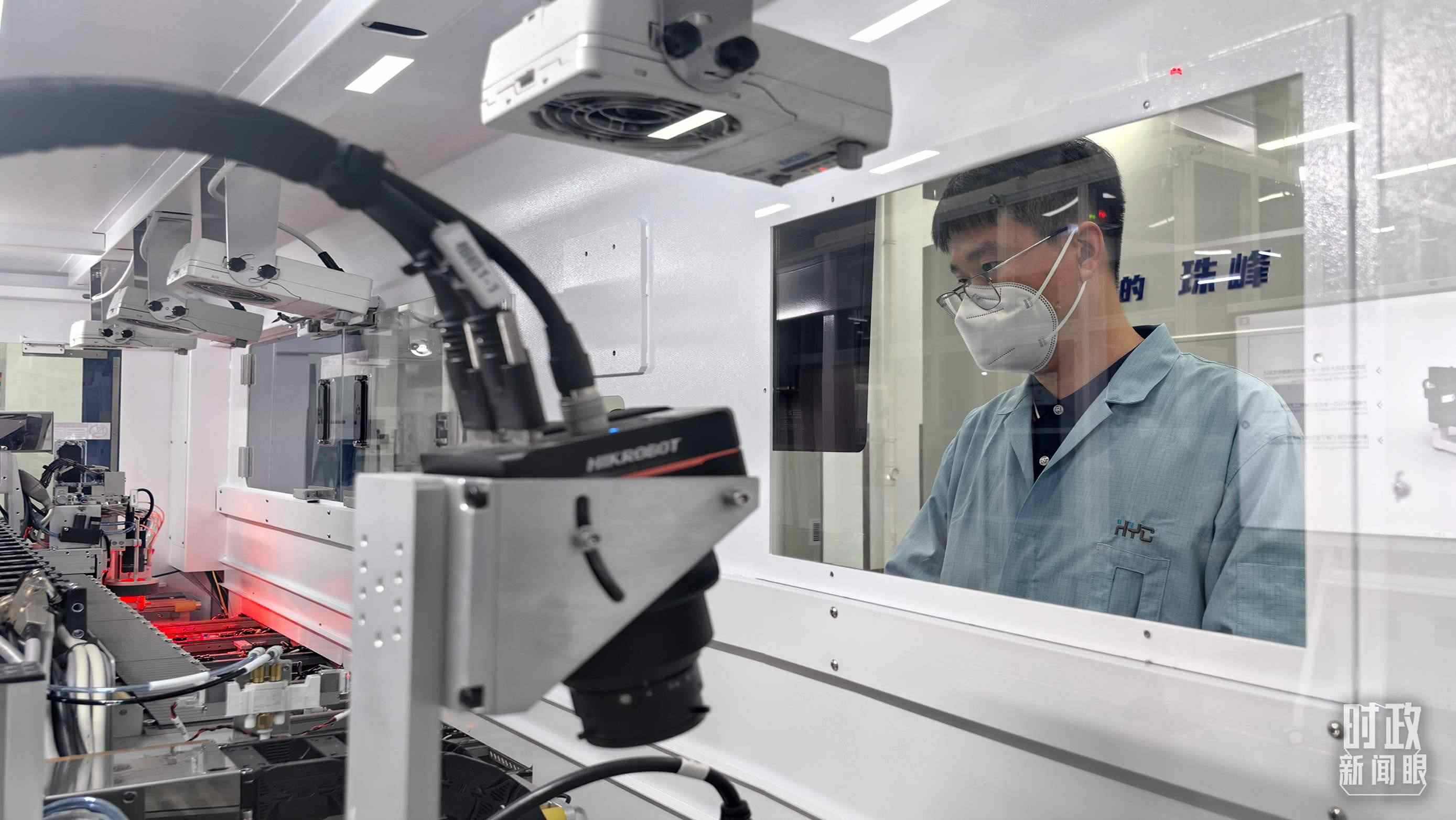 △蘇州華興源創(chuàng)科技股份有限公司員工正在研發(fā)車間內(nèi)進(jìn)行芯片測(cè)試。（總臺(tái)央廣記者潘毅拍攝）