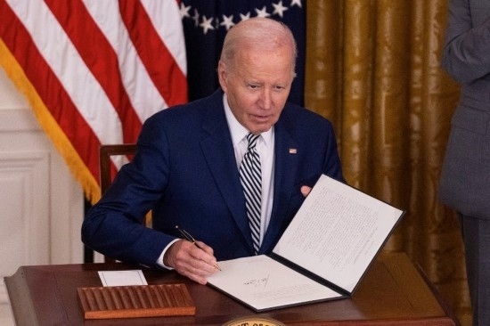 10月30日，美國總統(tǒng)拜登在華盛頓白宮簽署人工智能監(jiān)管行政令。新華社發(fā)（亞倫攝）