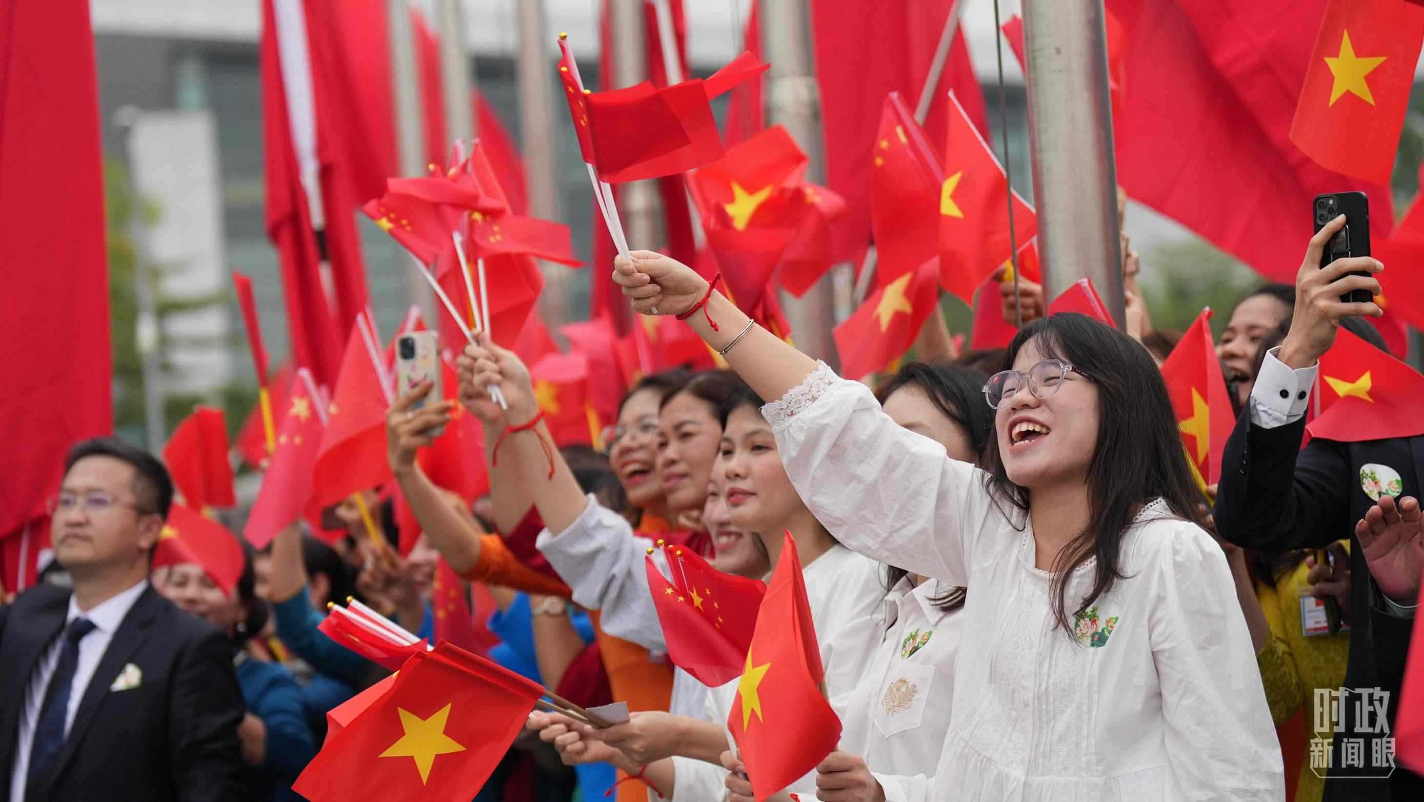 △人們揮舞兩國旗幟歡迎習近平訪越。（總臺國廣記者李晉拍攝）