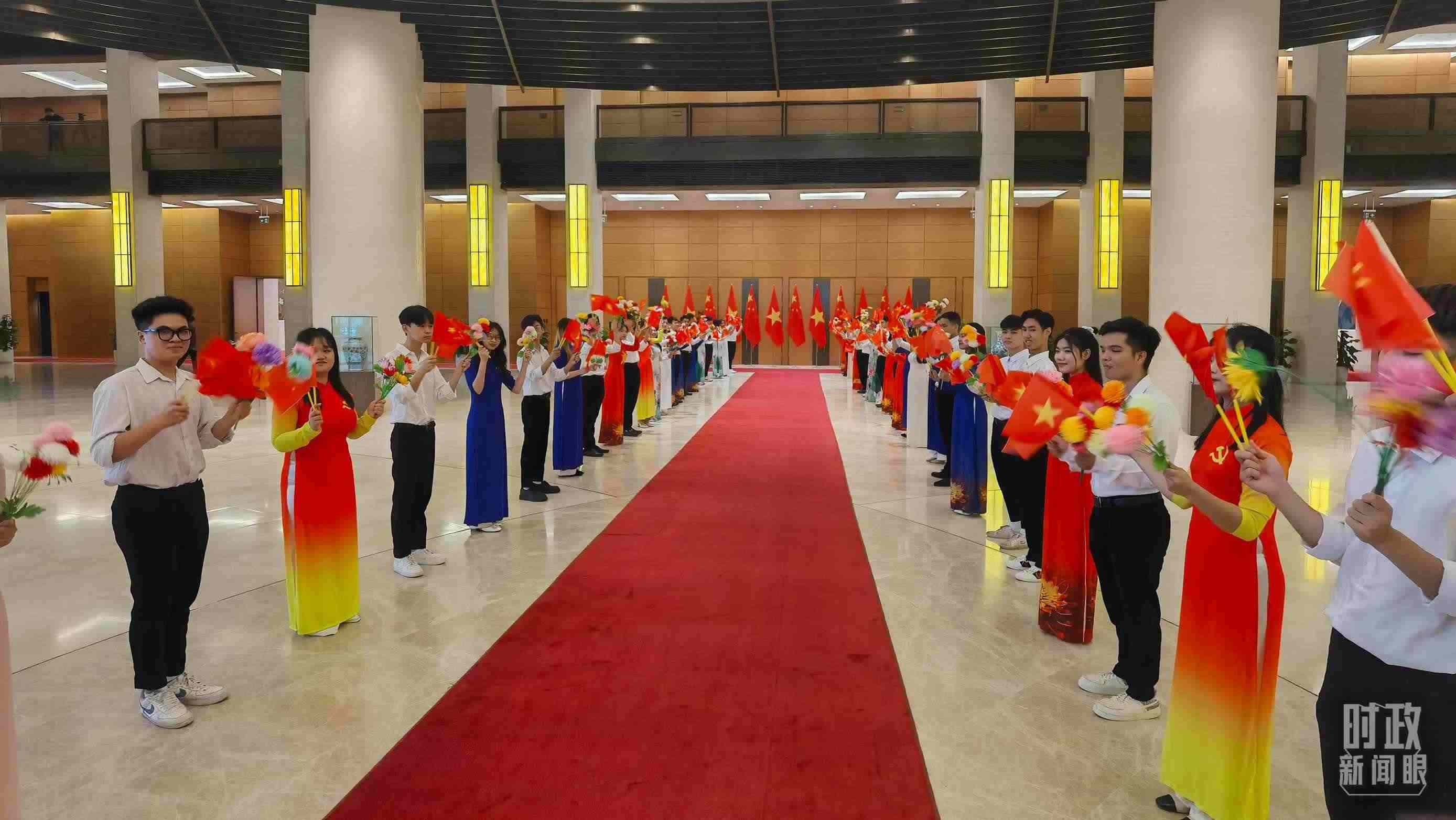 △夾道歡迎的當?shù)厍嗄?。（總臺央視記者周志國拍攝）