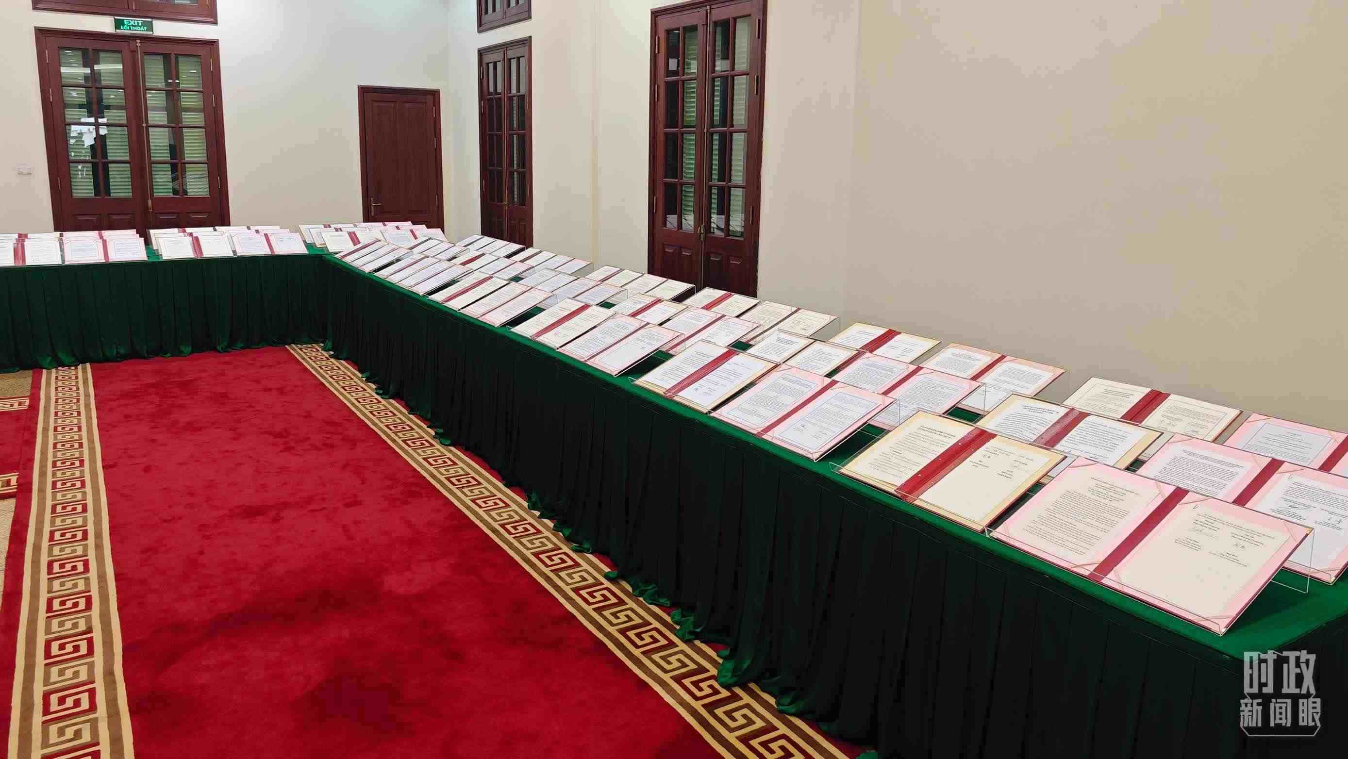 △會談后，兩黨總書記共同見證雙方簽署的雙邊合作文件展示，涵蓋共建“一帶一路”等30多個領(lǐng)域。（總臺央視記者耿小龍拍攝）