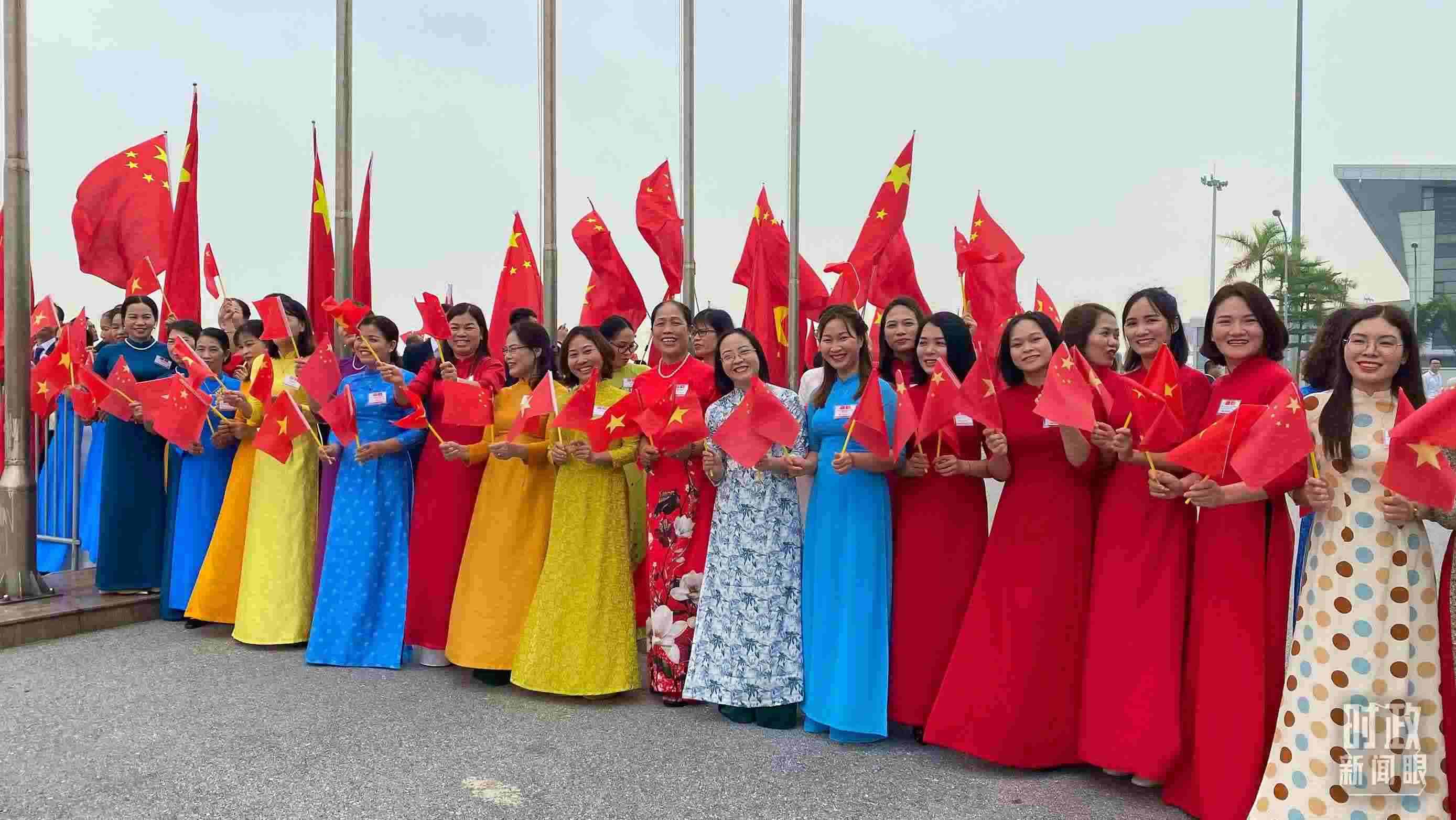 △專機抵達前，400多名中越各界代表手持兩黨兩國旗幟翹首以盼。（總臺央視記者李增仁拍攝）