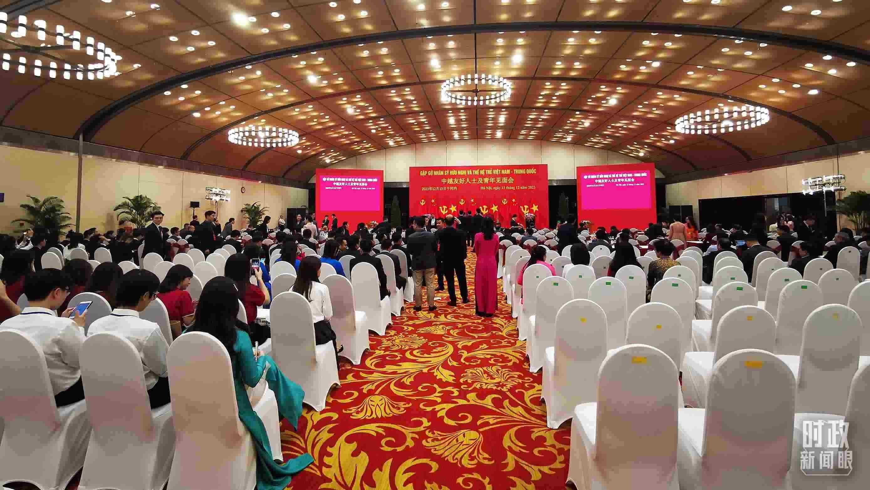 △習近平出席中越友好人士及青年見面會。這是見面會開始前的場景。（總臺央視記者荊偉拍攝）