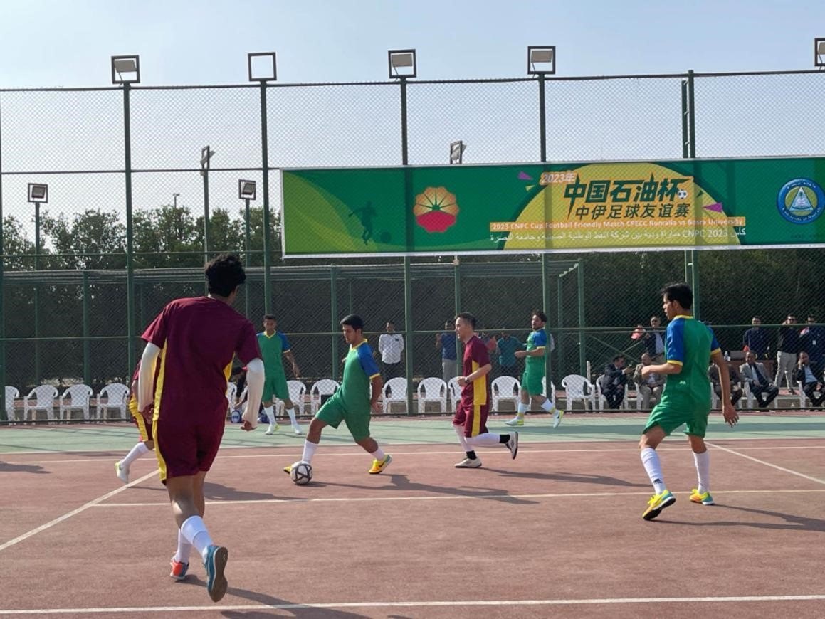 12月14日，中國石油（伊拉克）魯邁拉片區(qū)舉辦公共開放日和足球友誼賽。中國石油工程建設(shè)有限公司魯邁拉項(xiàng)目代表隊(duì)與巴士拉大學(xué)代表隊(duì)進(jìn)行了比賽，巴士拉大學(xué)代表隊(duì)獲勝。文學(xué)軍攝