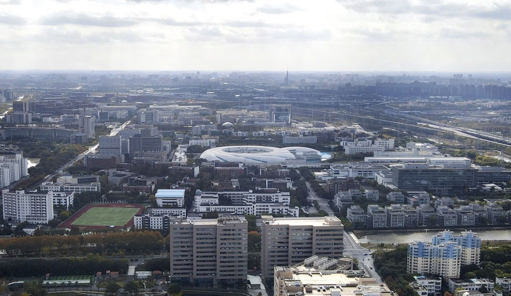 這是2023年11月25日在上海浦東新區(qū)張江科學(xué)城拍攝的形如鸚鵡螺的大科學(xué)裝置上海光源（中）（無人機照片）。新華社記者 方喆 攝