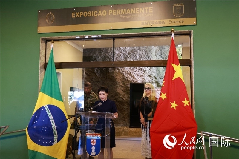 中國駐里約總領(lǐng)事田敏在攝影展開幕式上致辭。 人民網(wǎng)記者 陳海琪攝