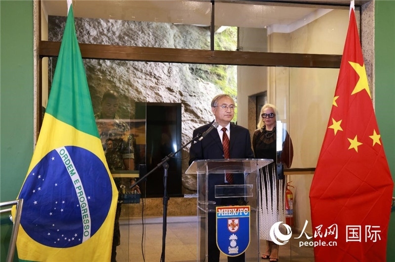 中國攝影家協(xié)會駐會副主席鄭更生在攝影展開幕式上致辭。 人民網(wǎng)記者 陳海琪攝