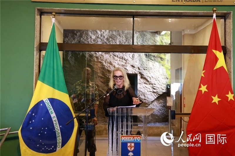 山河文化促進(jìn)中心執(zhí)行總裁瑪西婭·梅爾基奧爾在攝影展開幕式上致辭。 人民網(wǎng)記者 陳海琪攝