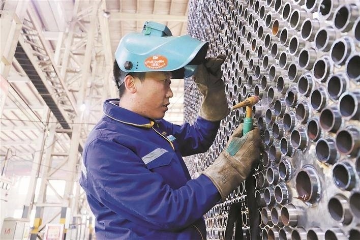 邵旭鵬在車間進(jìn)行電焊作業(yè)。受訪者供圖