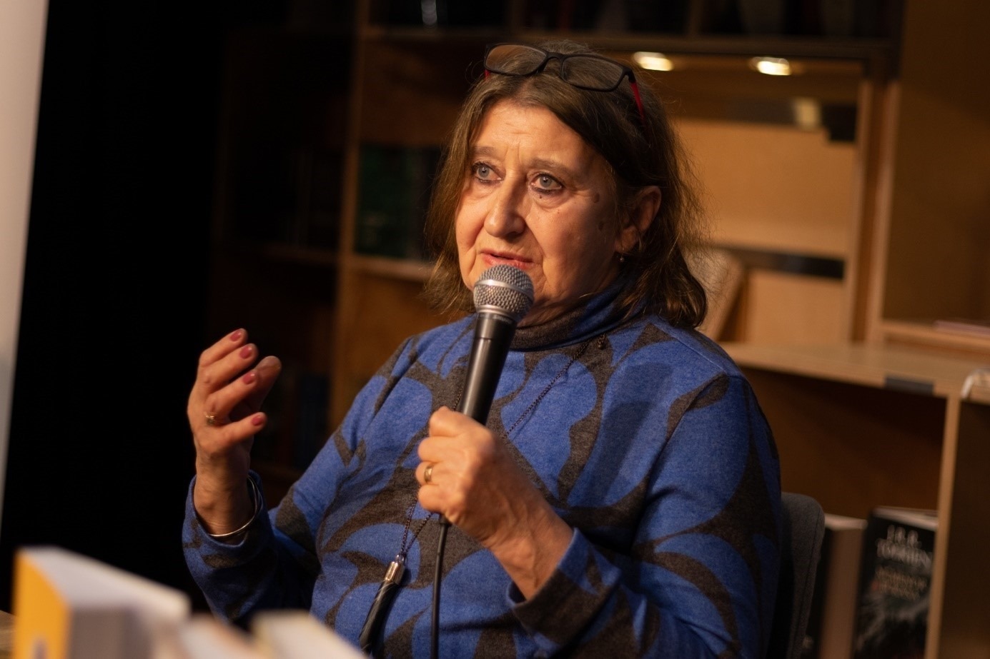 埃娃介紹作品。摩爾多瓦尼·巴爾納巴斯攝