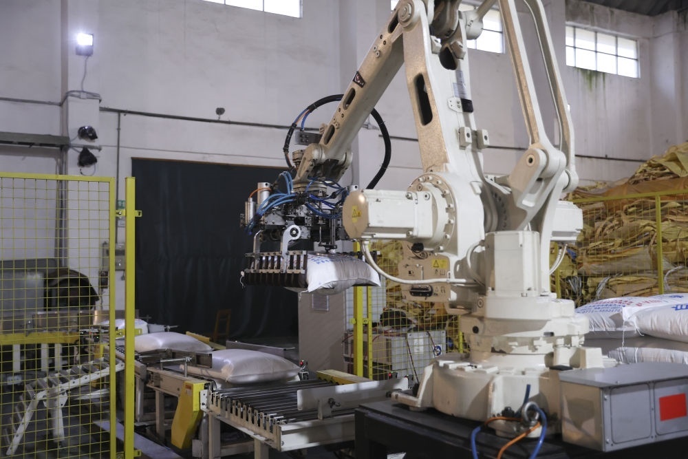 12月14日，在廣西來賓東糖鳳凰有限公司，機械臂在廠房碼放白砂糖成品。