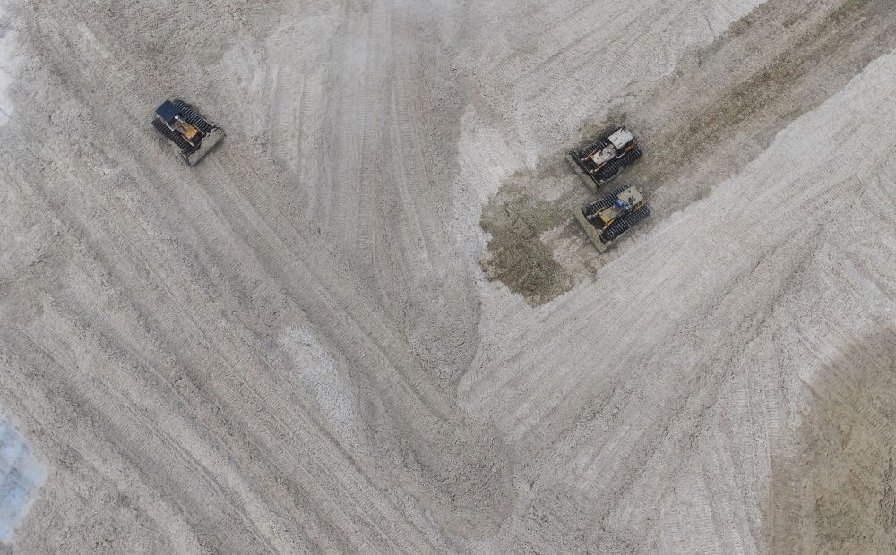 12月12日，在廣西湘桂華糖制糖集團來賓紙業(yè)有限責任公司，工作人員在整理蔗渣（無人機照片）。